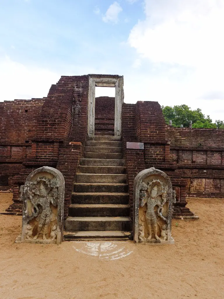 Manik-Vehera-Ancient-City-of-Polonnaruwa-16