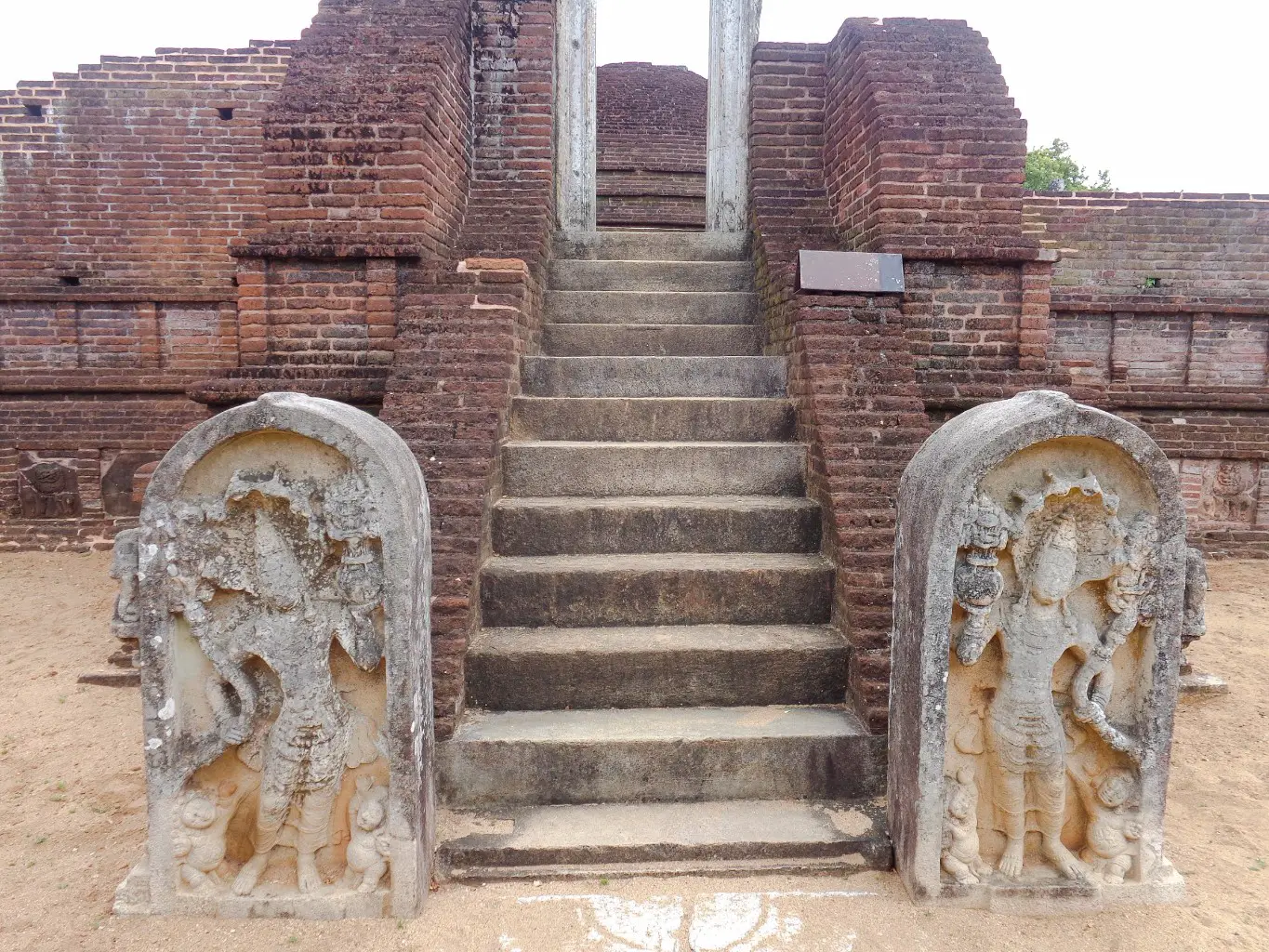 Manik-Vehera-Ancient-City-of-Polonnaruwa-24