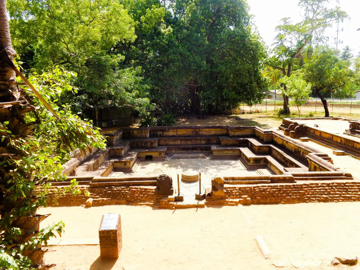Kumara-Pokuna-Polonnaruwa-1