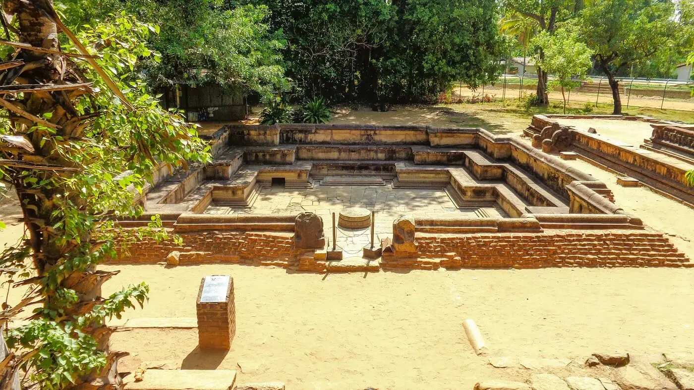 Kumara-Pokuna-Polonnaruwa-11