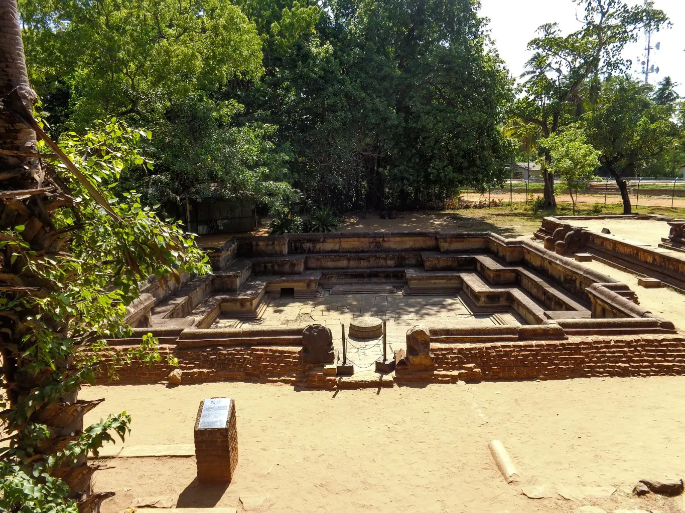Kumara-Pokuna-Polonnaruwa-12
