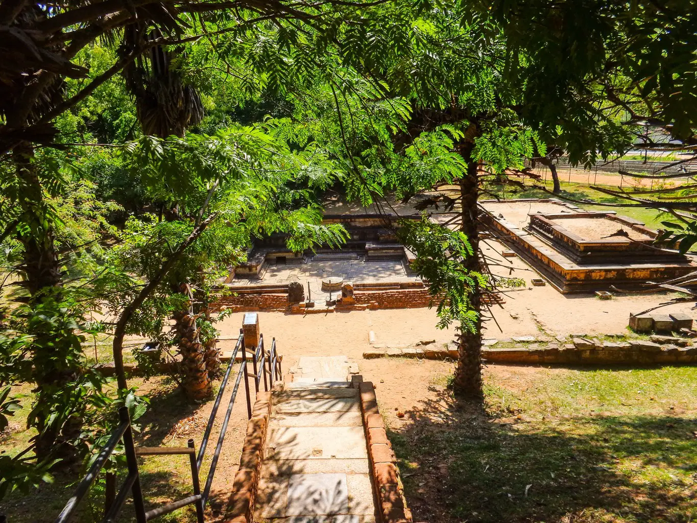 Kumara-Pokuna-Polonnaruwa-2