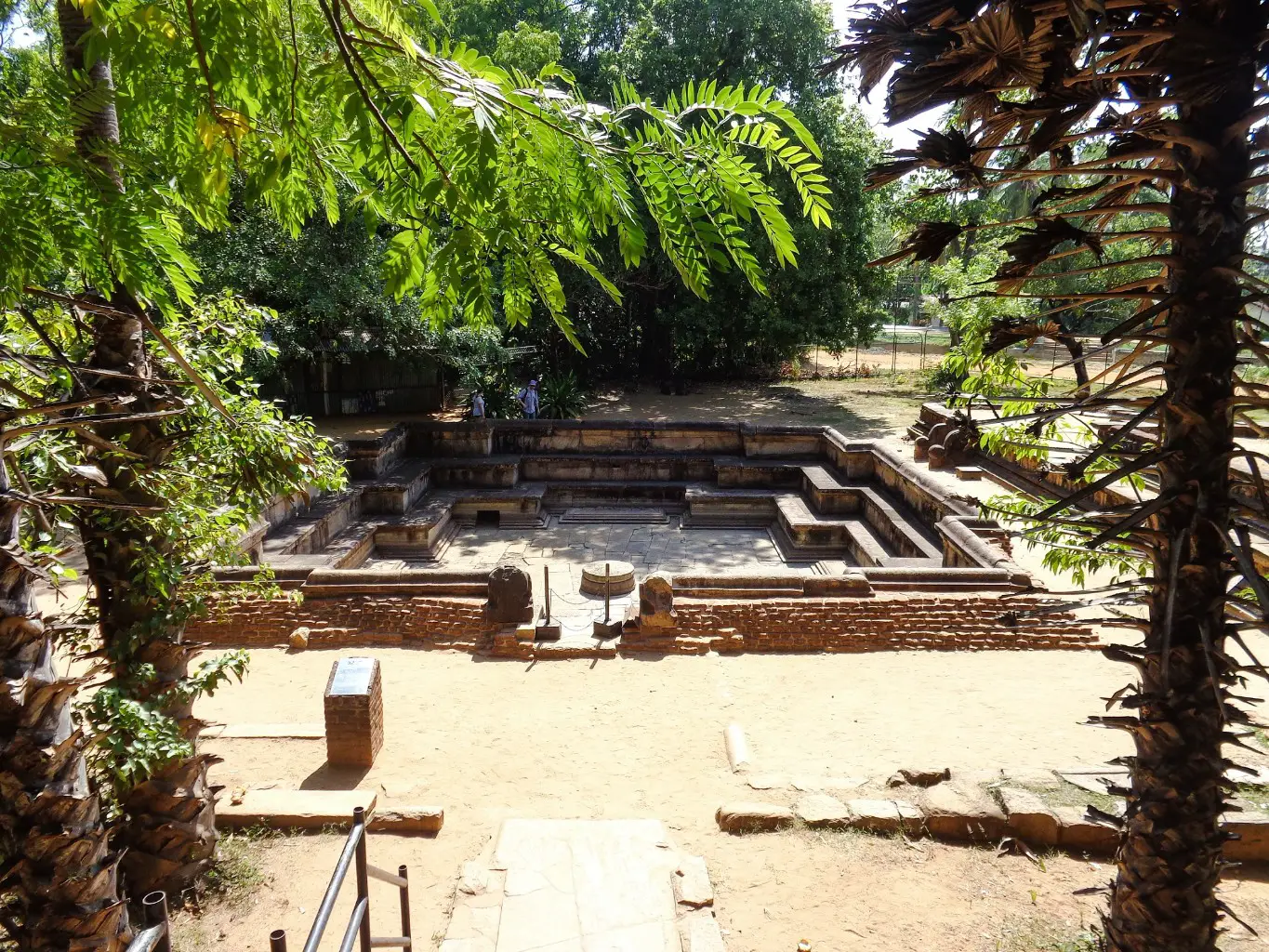 Kumara-Pokuna-Polonnaruwa-3