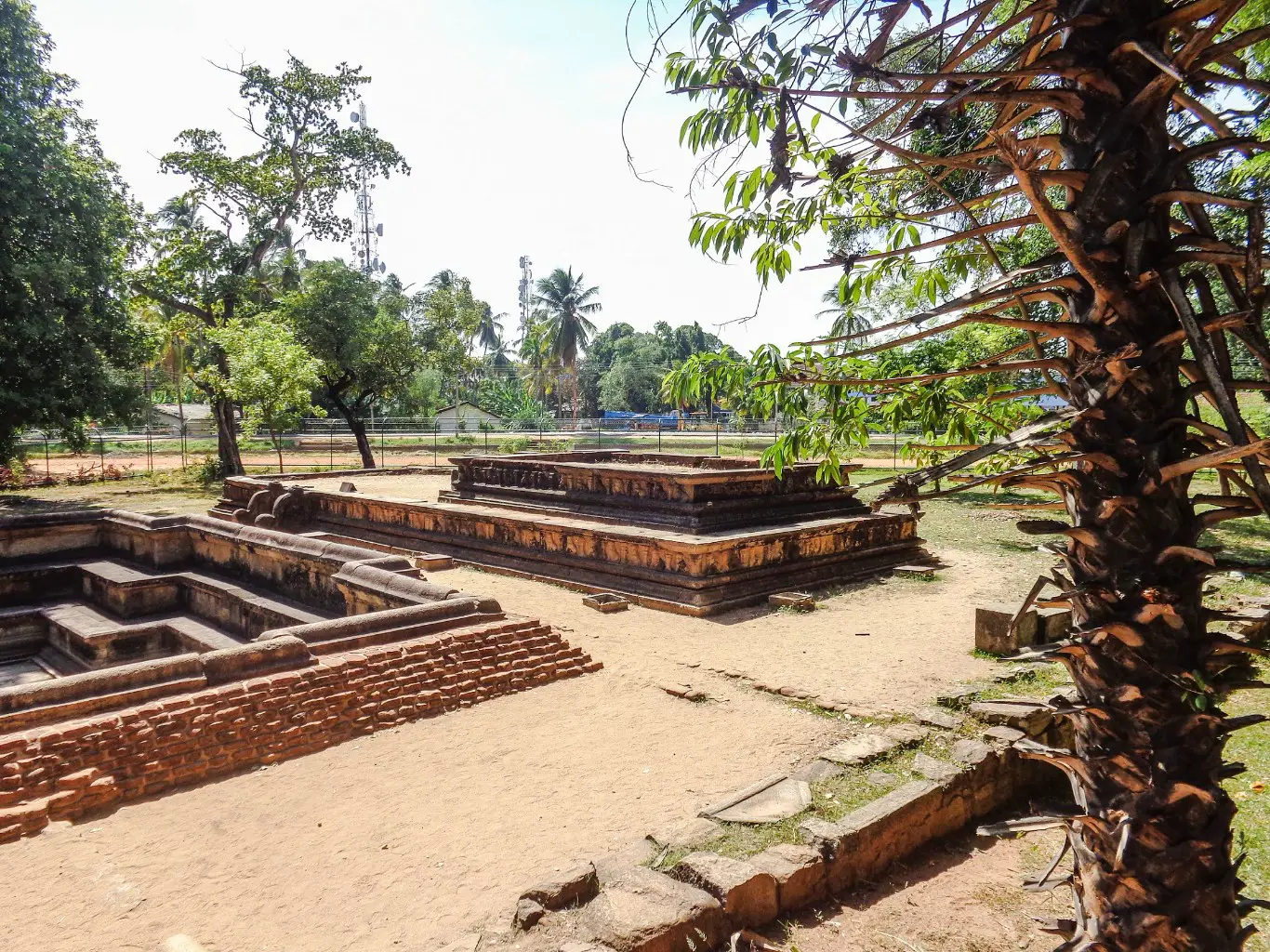 Kumara-Pokuna-Polonnaruwa-4