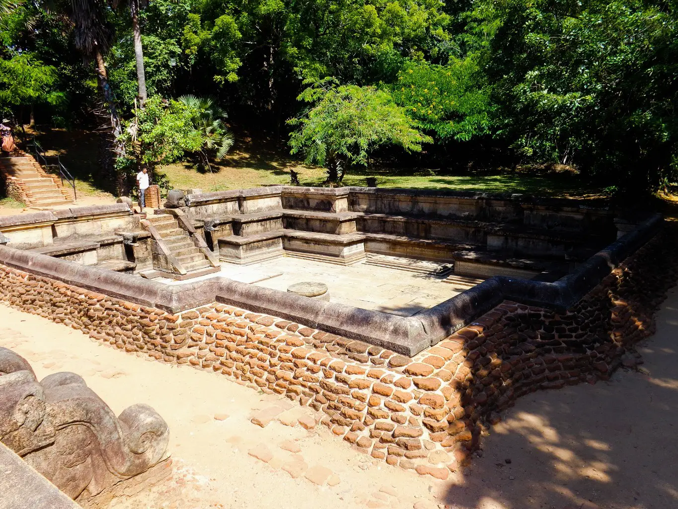 Kumara-Pokuna-Polonnaruwa-9