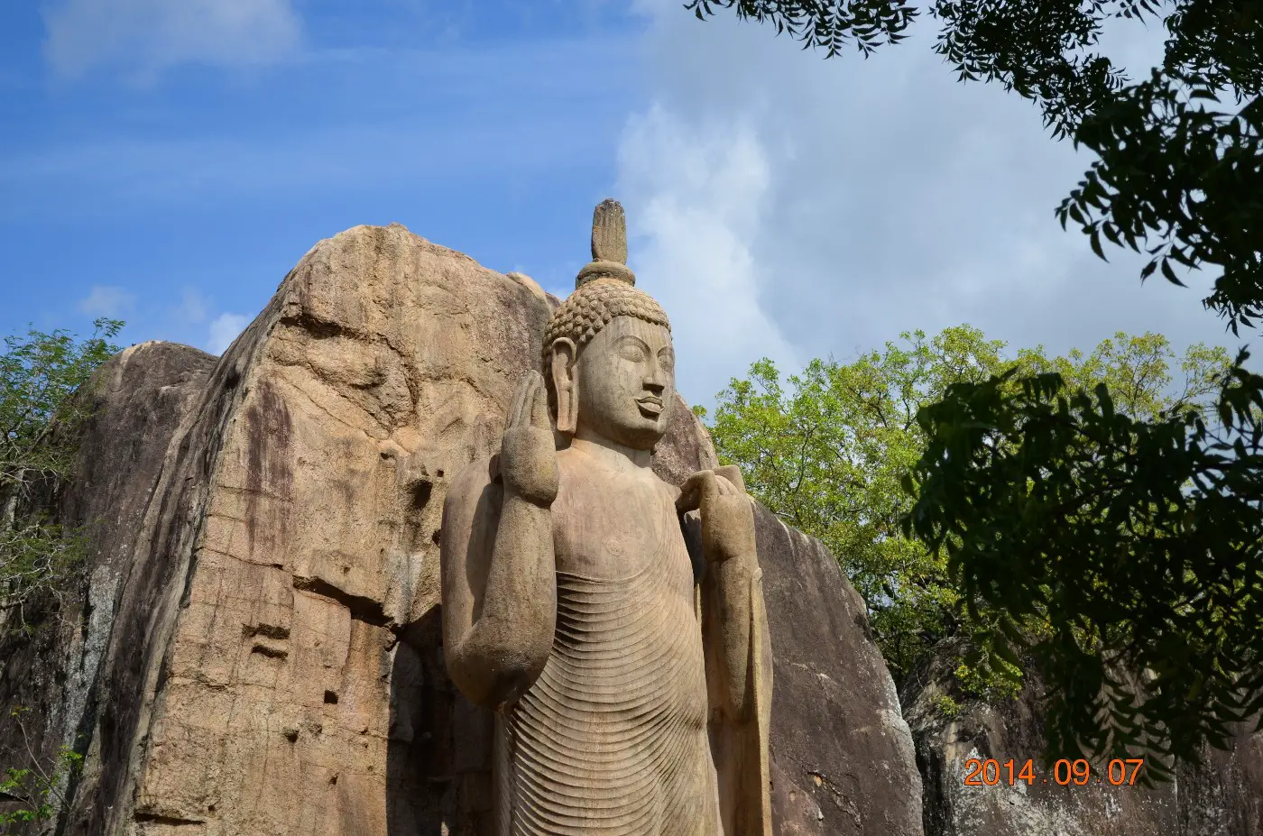 Aukana-Buddha-Statue-2