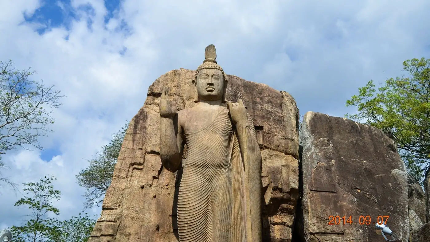 Aukana-Buddha-Statue-3