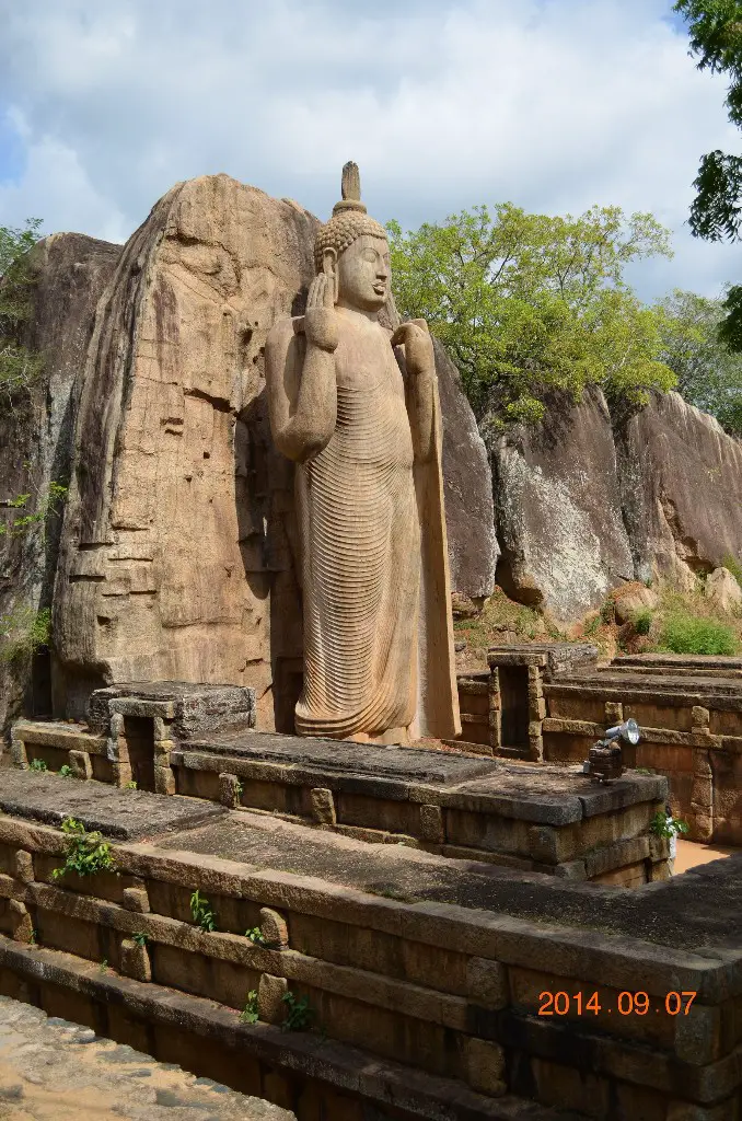 Avukana-Buddha-Statue-2